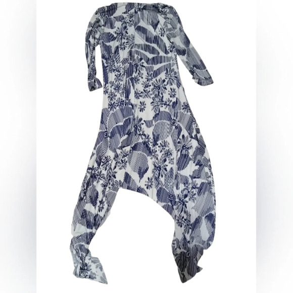 4/$15 Casa Lee Side Tails Printed Dress Floral Blue and White Size Medium - Picture 3 of 8